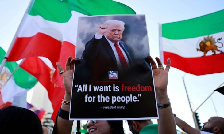 الغارديان: ترامب يحاول انتزاع لقب أسوأ قرار في السياسة الخارجية من جورج بوش ويقامر بغزو إيران دون مبرر