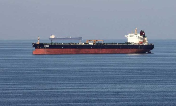 إيران تعلن استهداف ناقلة نفط في مضيق هرمز بعد “تجاهلها التحذيرات”- (فيديو)