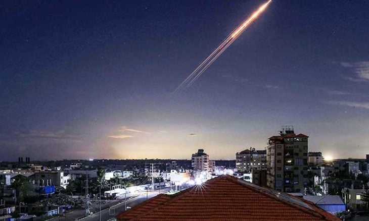 الدفاع المدني ينتشل 20 شهيدًا من تحت أنقاض غزة