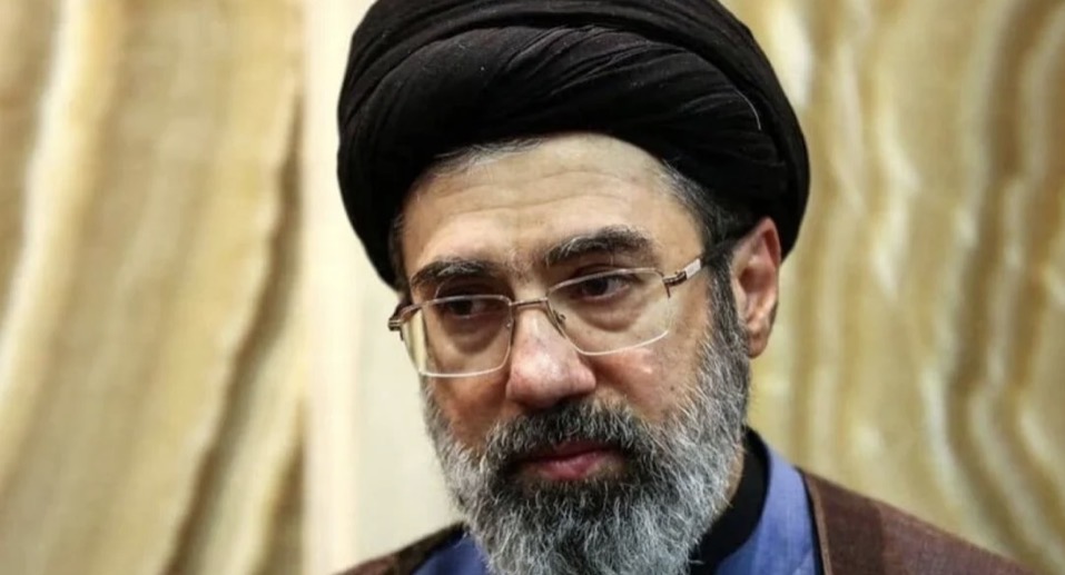 المخابرات الأميركية تكشف تفاصيل محرجة وشخصية عن نجل خامنئي