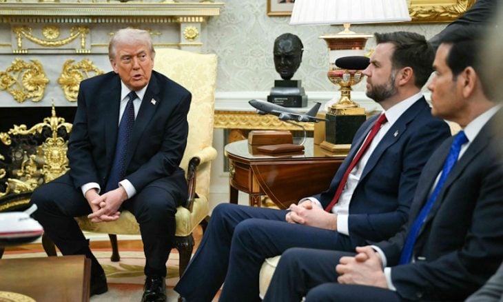 بوليتيكو: كلما تحدثوا عن أمر نقضه ترامب.. الوقت ينفد أمام الإدارة الأمريكية لتبرير الحرب على إيران