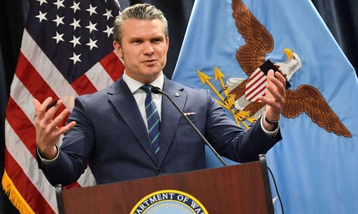 الغارديان: وزير الدفاع الأمريكي “رجل خطير” ينتشي لرؤية العنف ويصور الحرب على إيران من منظور صليبي مسيحي