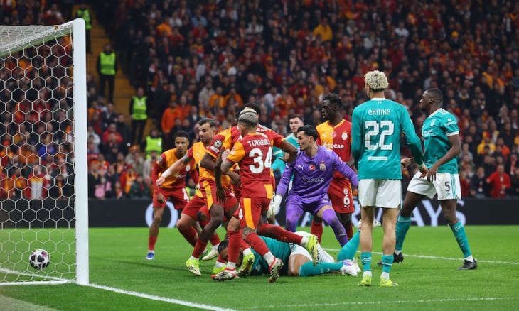 رأسية ليمينا تمنح غلطة سراي التقدم 1-صفر على ليفربول