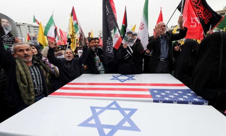 “ليبراسيون”: الحملة الأمريكية ضد إيران “مرتجلة” وهدفها ما يزال غامضاً