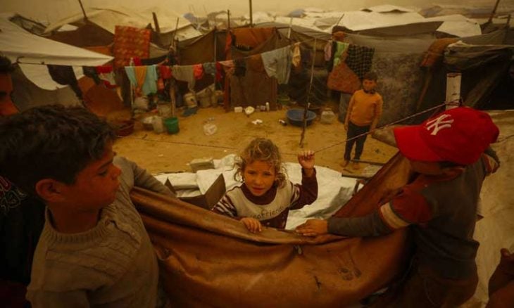 غزة.. عاصفة رملية تضاعف مأساة الناجين من حرب الإبادة في مخيمات النزوح- (صور)