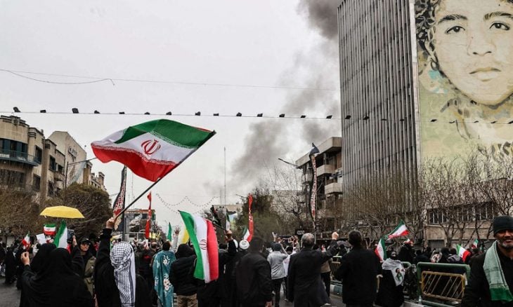 الغارديان: مهما فعل ترامب في إيران ودمر قدراتها العسكرية فتداعيات الحرب الاقتصادية ستهزمه