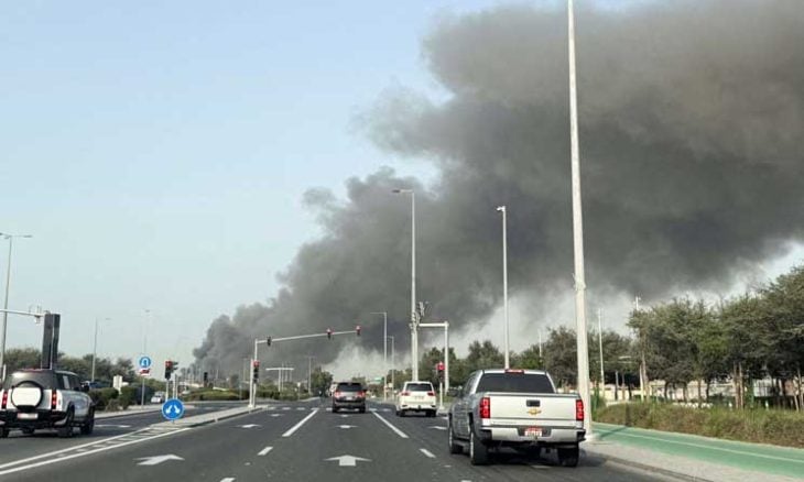 الإمارات تعلن مقتل شخص واندلاع حريق بمنشأة بترولية بعد سقوط صاروخ ومسيّرة في أبوظبي والفجيرة