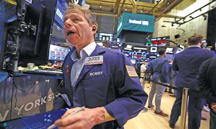 تراجع أسعار النفط من أعلى مستوياتها منذ حوالي أربع سنوات بعد إعلان أمريكا عدم ممانعتها عبور الناقلات الإيرانية مضيق هرمز