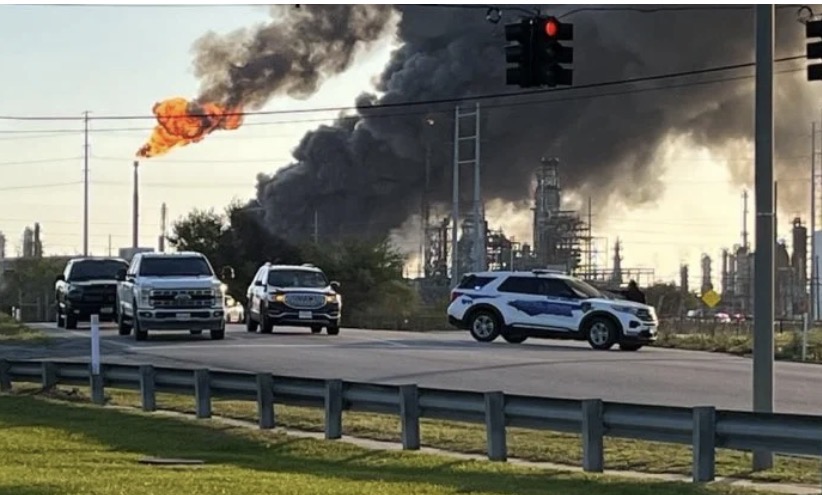 بالفيديو: دوي هائل ودخان كثيف… ماذا حدث داخل واحدة من أكبر مصافي أميركا؟