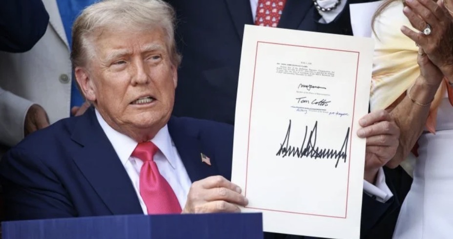 سابقة في تاريخ العملة الأميركية… لمسات ترامب تصل إلى الـ100 دولار!