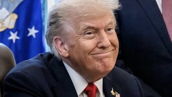 اليوم "أنا آسف جداً"... تصريح ساخر لترامب بشأن تغيير اسم مضيق هرمز