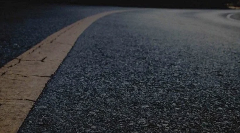 رضيعُ الـ6 أشهر متروك على قارعة الطريق… حادثةٌ صادمة تهزّ البقاع الغربي