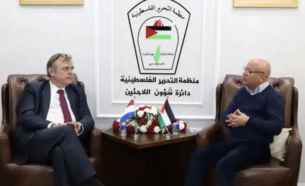 أبو هولي يبحث مع السفير الهولندي سبل دعم الأونروا وحماية ولايتها من مخاطر استهدافها