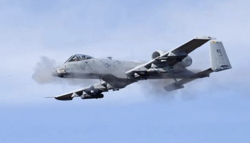 طائرتان في يوم واحد… تحطم A-10 قرب هرمز وإنقاذ الطيار