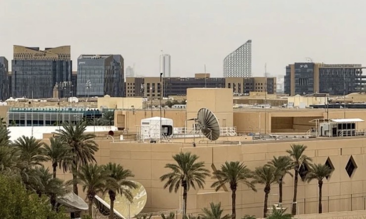 ضربة إيرانية دقيقة في الرياض: أضرار أكبر مما أُعلن داخل السفارة الأميركية