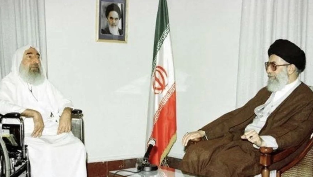 بعد الرشقة الإيرانية… القسام تنشر صورة تجمع أحمد ياسين وخامنئي