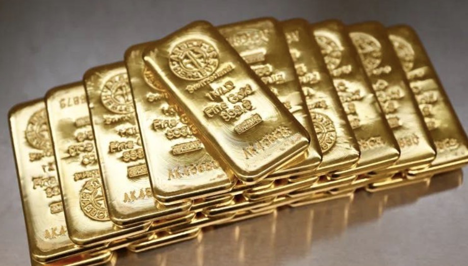 الذهب يتراجع في بداية الأسبوع… وبيانات قوية تقلب التوقعات