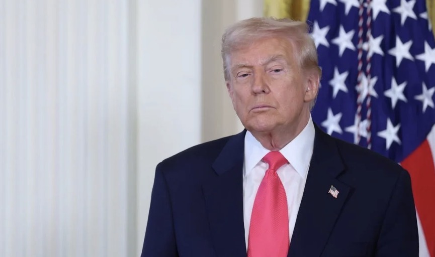 بعد انتشار واسع… كشف حقيقة توقيع مذكرة "عزل ترامب" (فيديو)