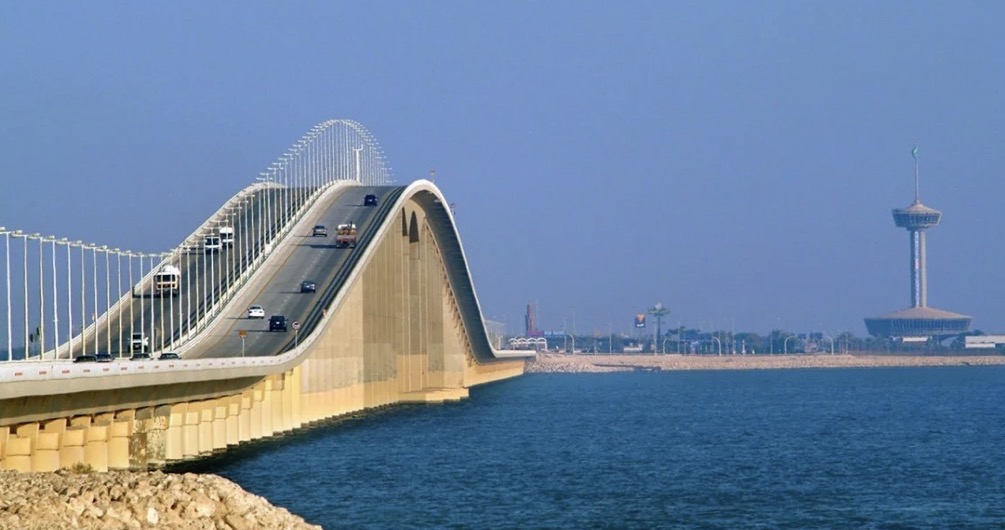 البحرين تُعزل مجددًا... إغلاق جسرها الوحيد مع السعودية