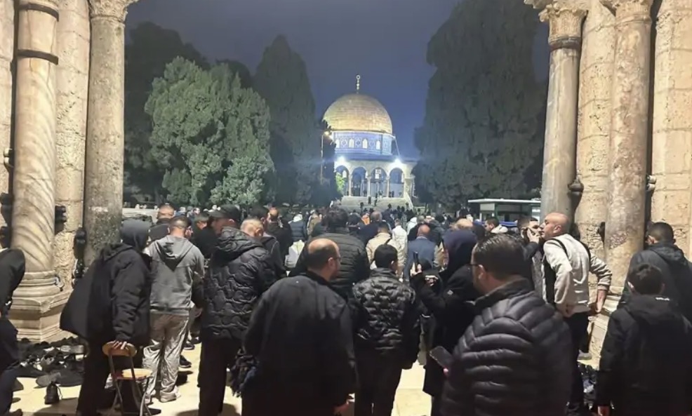 رغم إجراءات الاحتلال المشددة: 3000 مصل يؤدون صلاة الفجر في "الأقصى" بعد 40 يومًا من إغلاقه