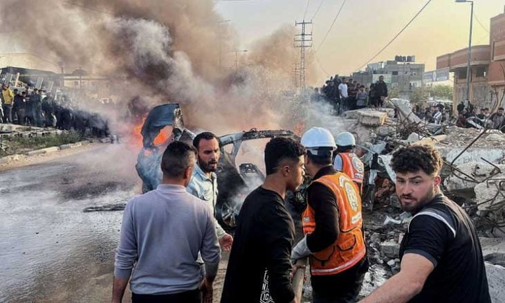 استشهاد 6 أشخاص بغارة إسرائيلية استهدفت نقطة تفتيش وسط قطاع غزة- (فيديو)