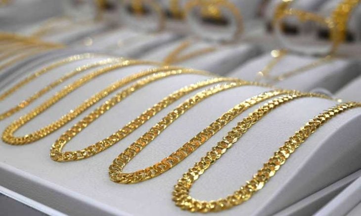 الذهب ينخفض مع ارتفاع الدولار وتوقعات خفض الفائدة الأمريكية تتراجع