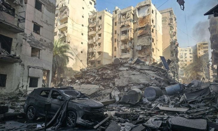 فيديو يوثق صدمة طفلة لبنانية عالقة داخل مبنى قصفته إسرائيل- (شاهد)