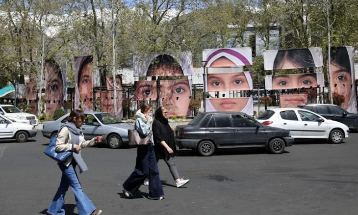 “عيون ميناب”.. معرض في طهران يحيي ذكرى ضحايا مجزرة المدرسة