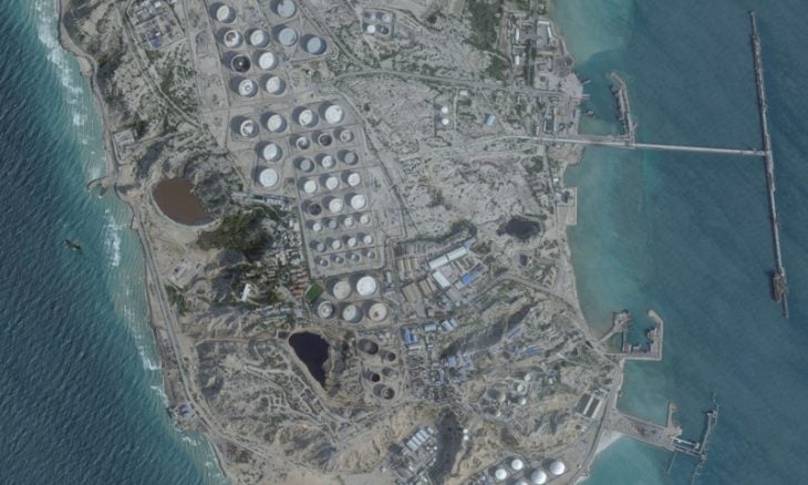 صحيفة أمريكية: خشية من خسائر فادحة.. ترامب لا يدعم الاستيلاء على جزيرة خرج الإيرانية