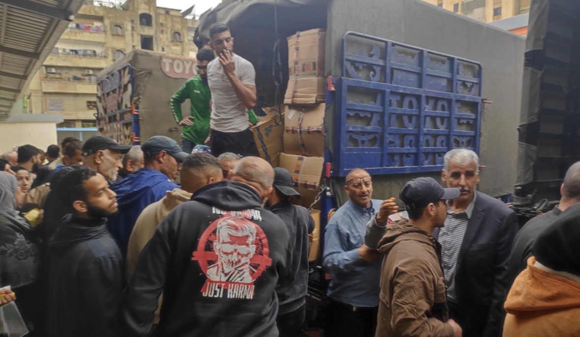 اللجنة الشعبية لمخيم البداوي توزع مساعدات للأخوة النازحين .