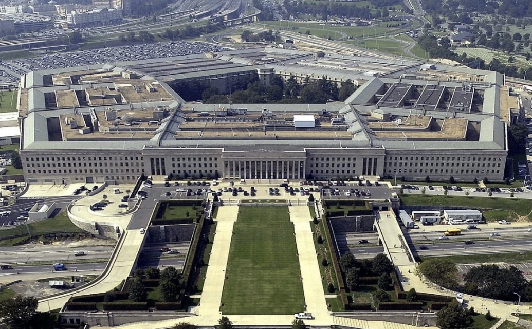 رحيل مفاجئ من "البنتاغون"… وزير أميركي يغادر منصبه فورًا