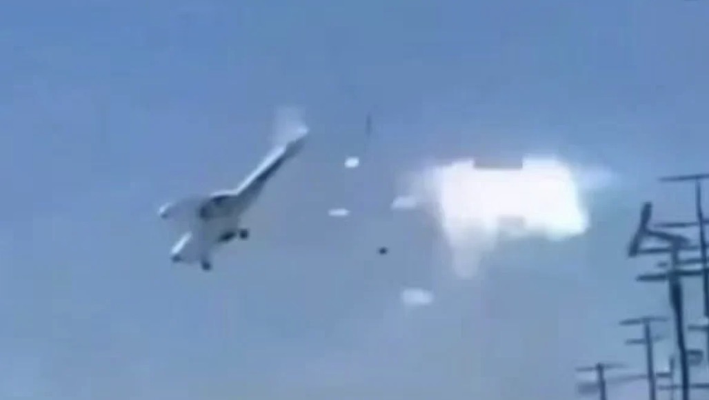 لحظة مرعبة في لوس أنجلوس: طائرة تصطدم بأسلاك كهرباء وتتحطم فوق السيارات (فيديو)