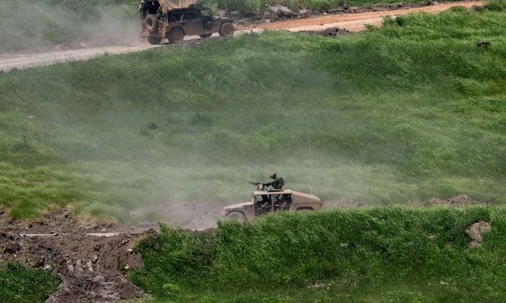 بعد التمثال.. الجيش “الأكثر أخلاقية” يملأ مركباته بالمسروقات: “حتى نضمن عودتهم للقتال مرة أخرى”