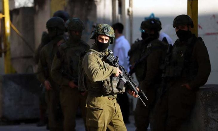 الضفة.. إصابة 3 فلسطينيين برصاص إسرائيلي ومستوطنون يقطعون أشجار زيتون- (فيديو)