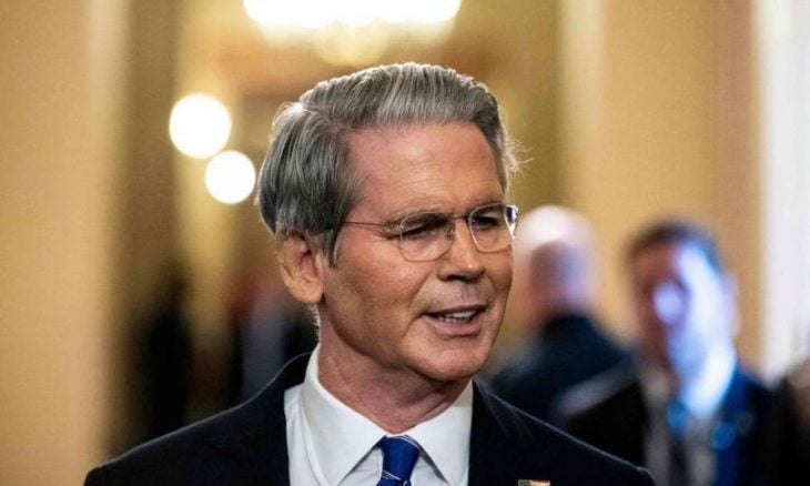 وزير الخزانة الأمريكي يستبعد تجديد الإعفاءات النفطية لإيران وروسيا