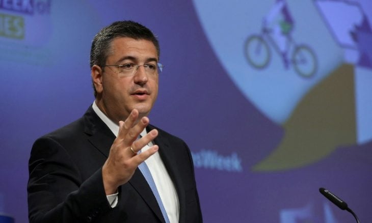 مفوض النقل الأوروبي يحذر من اضطرابات في حركة السفر الجوي