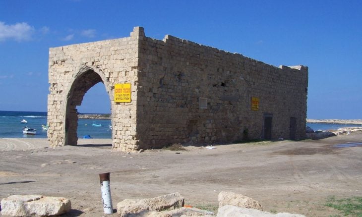 مخطط إسرائيلي لبناء منشأة سياحية فوق مقبرة قرية الطنطورة الفلسطينية