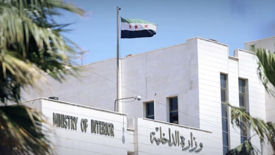 من سوريا إلى لبنان… توقيف أحد أخطر المطلوبين وتسليمه إلى بلاده