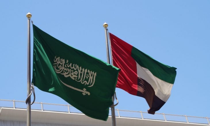 لوموند: انسحاب أبوظبي من أوبك.. خطوة تحد تجاه الرياض