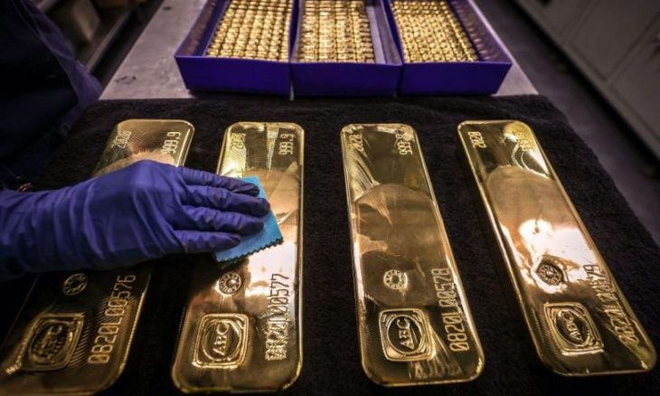 الذهب يقفز بفضل آمال السلام في الشرق الأوسط وانخفاض الدولار