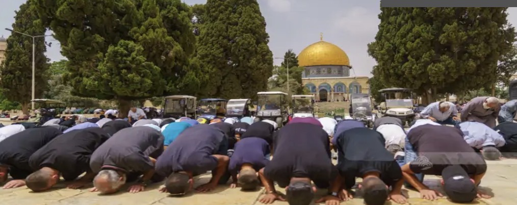 عشرات الآلاف يؤدون الجمعة في المسجد الأقصى