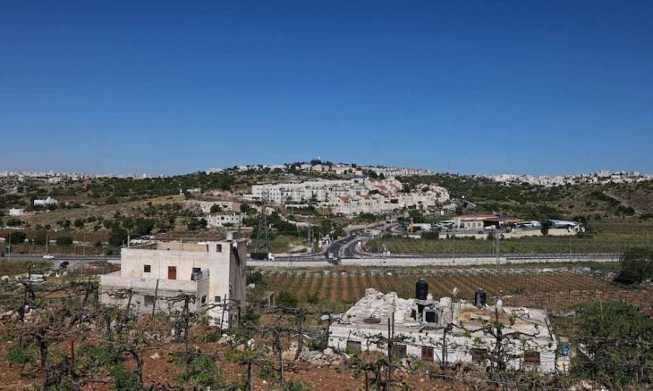 الاحتلال الإسرائيلي يجبر عائلة فلسطينية على نبش قبر والدهم ونقل جثمانه بحجة قربه من مستوطنة- (فيديو)