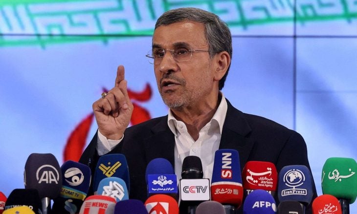 تقرير: إسرائيل والولايات المتحدة خططتا لإعادة أحمدي نجاد للحكم في إيران