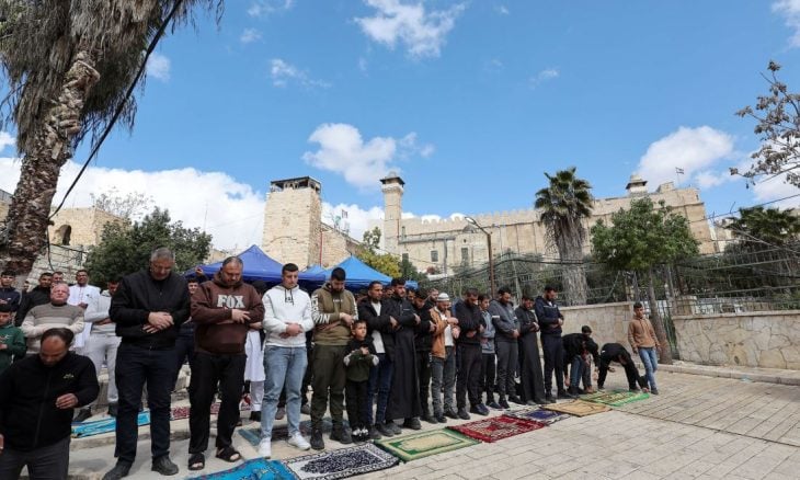 فلسطين: إضاءة المسجد الإبراهيمي بألوان علم إسرائيل اعتداء على قدسيته