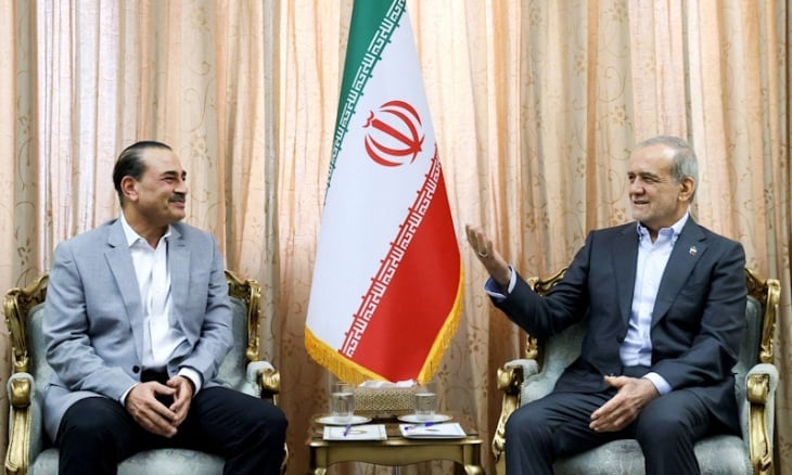 وكالة تكشف بنود مذكرة التفاهم المقترحة: إنهاء الحرب وإلغاء عقوبات أمريكا على النفط الإيراني