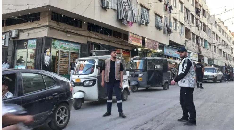 "فتح" و"أفواج الإطفاء الفلسطينية" في مخيم نهر البارد يقودون جهودًا ميدانية لتنظيم السير قبيل عيد الأضحى