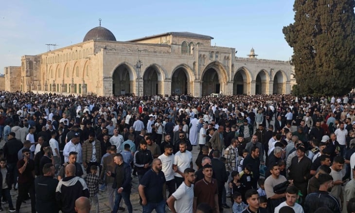 140 ألف فلسطيني يقيمون صلاة العيد في الأقصى.. وإسرائيل تغلق الحرم الإبراهيمي في الخليل