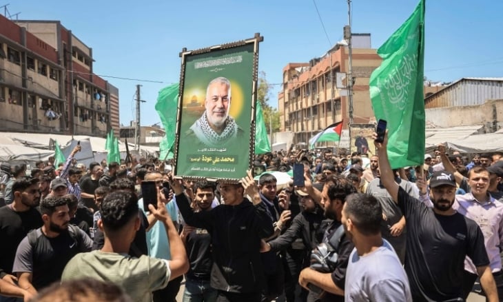 الاحتلال وصفه بـ”القائد الجديد للقسام”.. “حماس” تنعى محمد عودة وزوجته واثنين من أبنائه وتشييع جثامينهم في غزة
