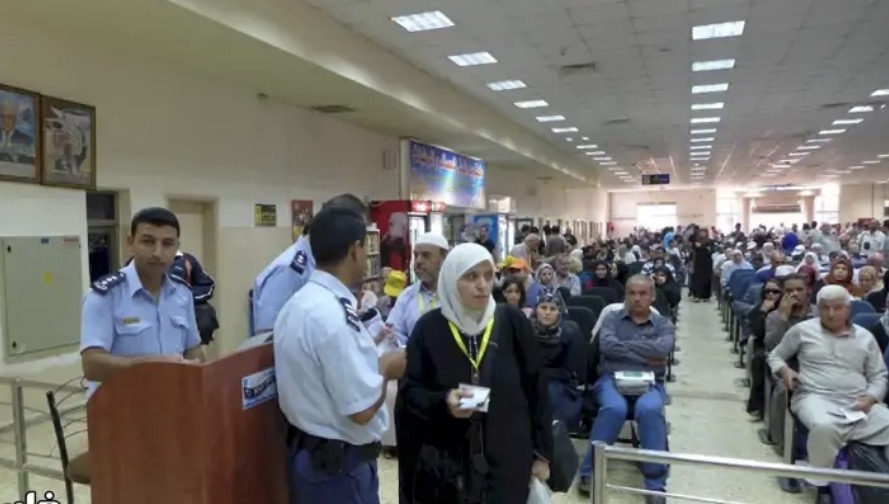اتفاق على تشكيل لجنة فلسطينية - أردنية لتذليل العقبات التي تواجه المسافرين على معبر الكرامة