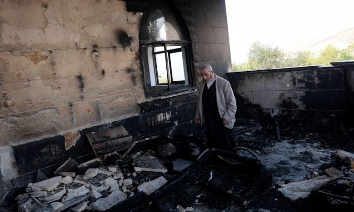 مستوطنون يحرقون مسجدين ومنزلا ويقيمون بؤرة استيطانية جديدة في الضفة الغربية- (فيديو وصور)